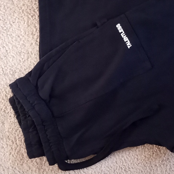 TALENTLESS 🖤 - Picture 4 of 8